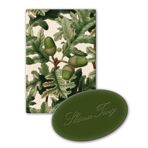 En söt liten fast gästtvål från Sköna Ting i vackert papper som dekorerats av Ekollon och gröna löv.