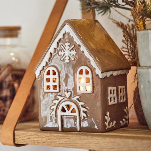 Keramikhus från danska IB Laursen som föreställer ett pepparkakshus med kristyr och snöflingor.
