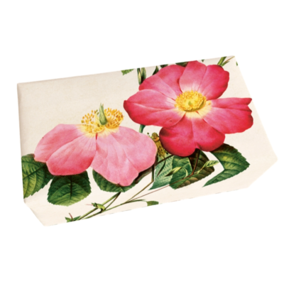 En fast tvål från Sköna Ting i vackert papper dekorerat med rosor.