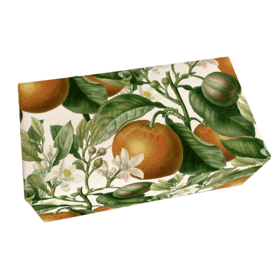 En fast tvål från Sköna Ting med apelsindoft inslagen i vackert vintageinspirerat papper.