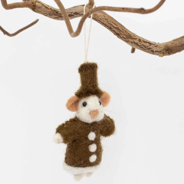 Julgranshänge i form av en tovad ullmus iförd pepparkakskläder som hänger på en gren.