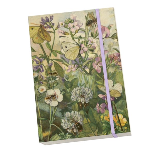 En anteckningsbok med fjärilar och sommarblommor i olika lila o gröna färger på omslaget.