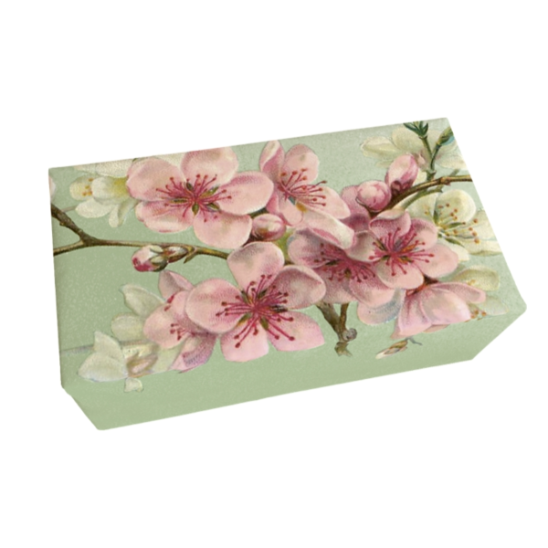 En rektangulär tvål förpackning med en blommande körsbärskvist på omslaget.