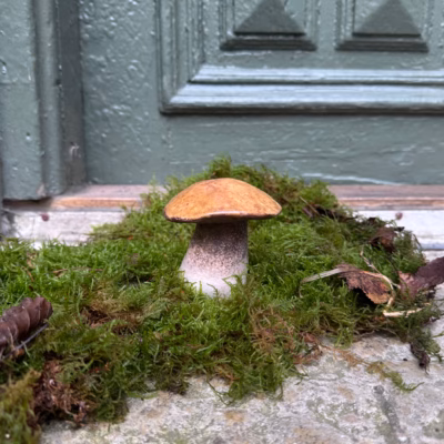 Karljohansvamp av keramik, 8,5cm hög.