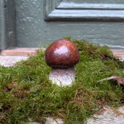 Tegelsopp i keramik som står i mossa, 8cm hög.