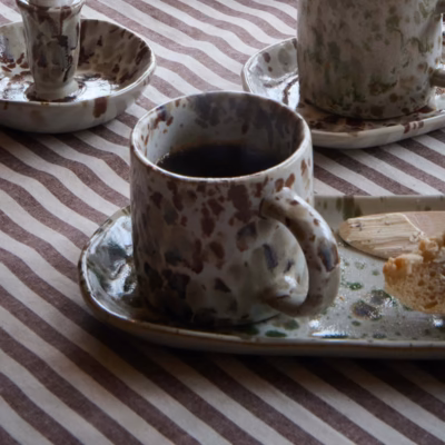 Kaffemuggen Amanda i brunspräckligt porslin.