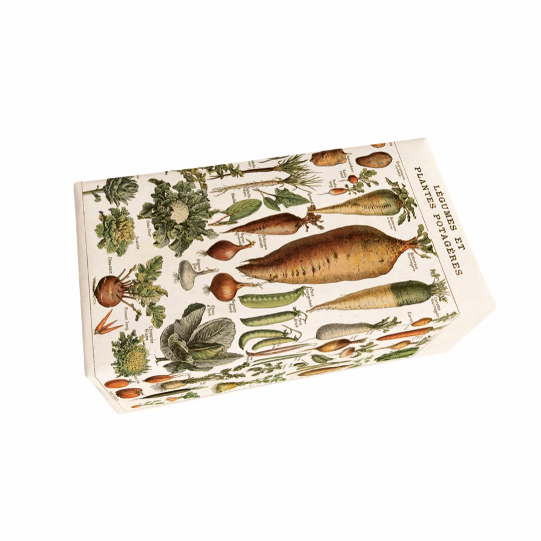 Fast handtvål från Sköna Ting inslagen i papper med vintagestil som pryds av grönsaker.