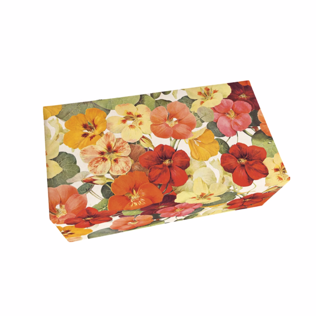 Fast handtvål från Sköna Ting inslagen i papper med vintagestil som pryds av Sommarblommande Krasse.