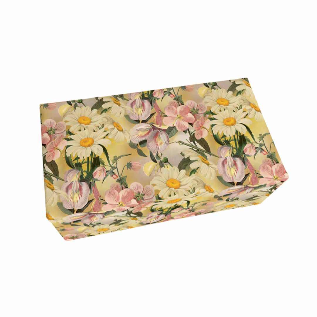 Sköna Ting fast tvål i papper dekorerat med prästkrage och sommarblommor.