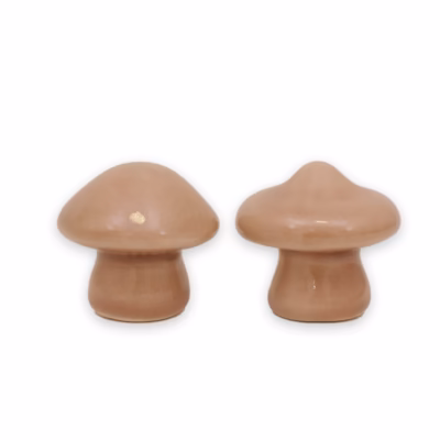 Två beige svampar i keramik.