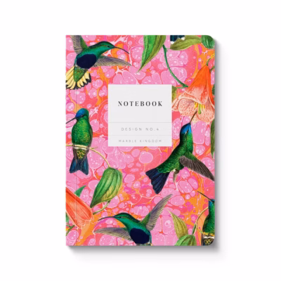 Anteckningsbok med framsida i rosa marmorering och söta kolibris.