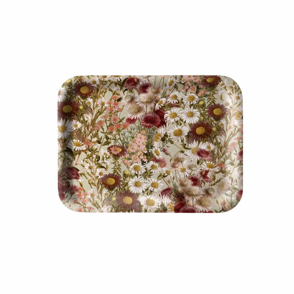 Bricka från Sköna Ting med lila blommor på.