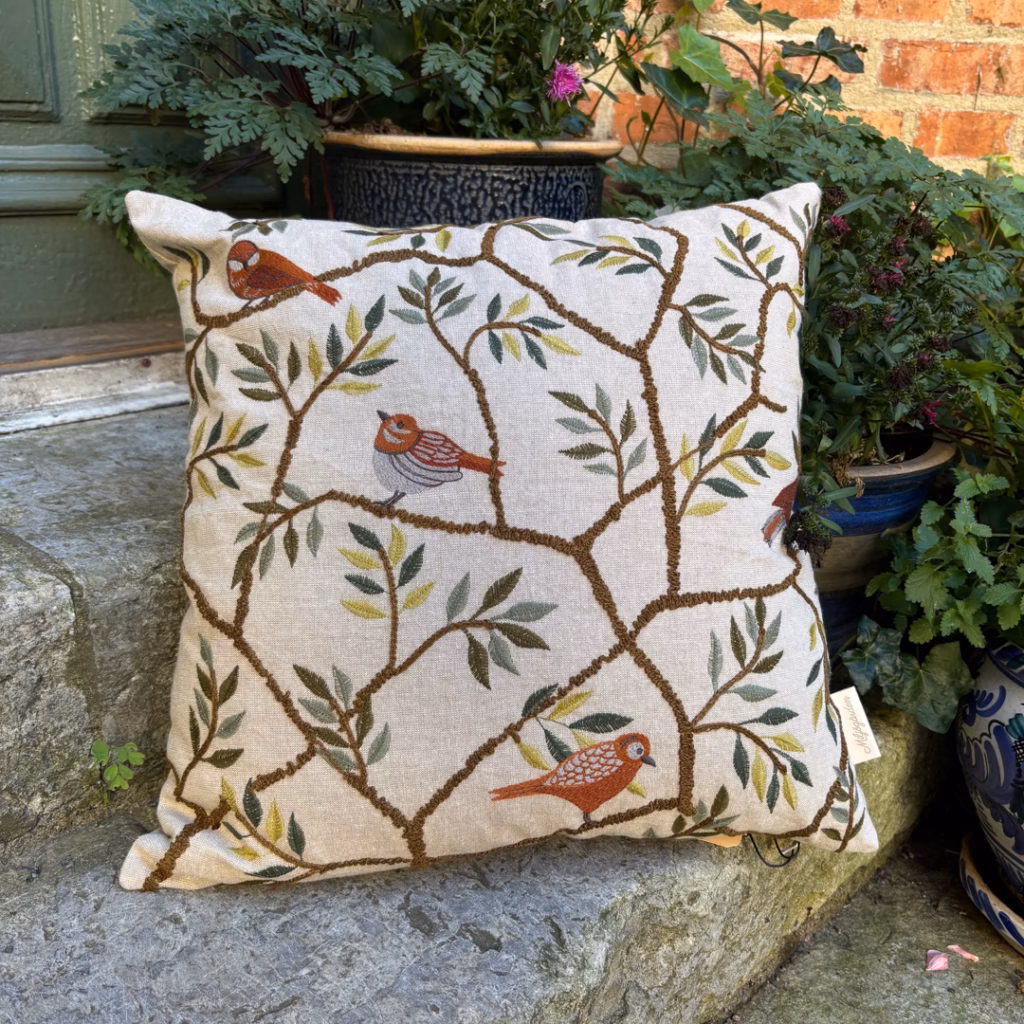 Broderat kuddfodral från Miljögården, Aves - Arboris.