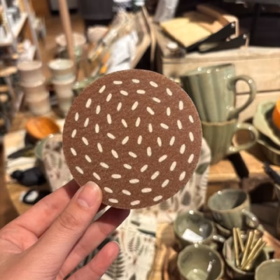 Disksvamp som ser ut som en chokladboll.