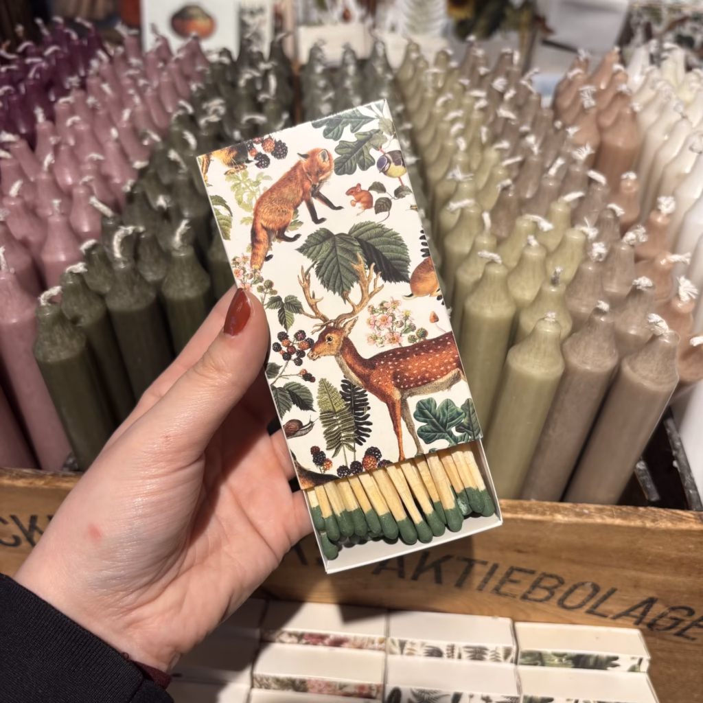 Tändsticksask från Sköna Ting med söta skogsdjur på asken.